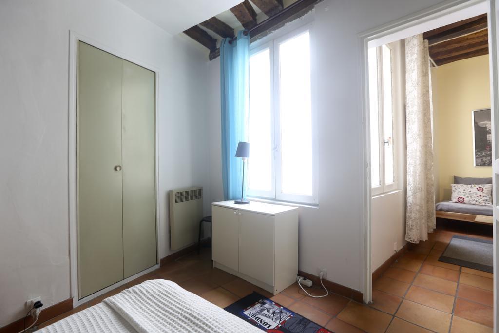 Lovely And Typical 1 Bedroom Paris Room photo